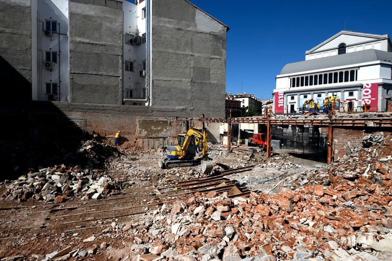Maquinaria y trabajadores en las obras de transformación de lo que fuera el Real Cinema de Ópera en hotel.