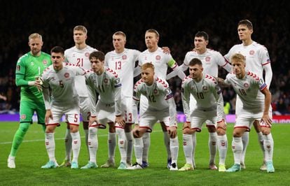 El equipo de Dinamarca posa antes de un partido.