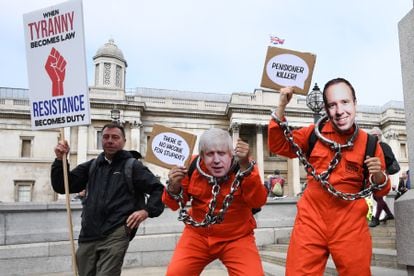 Un grupo de negacionistas del virus protesta el 26 de septiembre de 2020 en Trafalgar Square (Londres).
