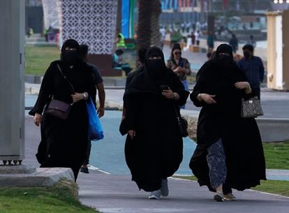 Tres mujeres paseaban por la bahia de Doha, poco antes del inicio del Mundial. 