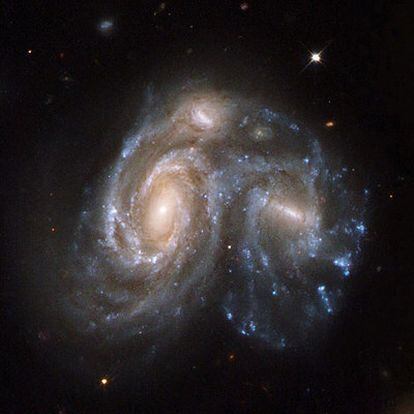 Arp 272 es una colisión entre dos galaxias espirales: NGC 6050 e IC 1179, que forman parte del cúmulo de Hércules.