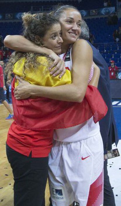 Isa Sánchez, segunda entrenadora, y Laia Palau, capitana de la selección española, se abrazan tras conseguir la medalla de plata