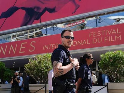 Una patrulla policial vigila delante de la puerta lateral del Palacio de Festivales de Cannes este martes por la mañana.