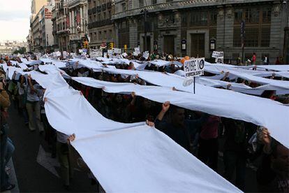 Ocho bandas blancas, una por cada uno de los ocho Objetivos de Desarrollo del Milenio, firmados por 189 países en 200 y que continúan incumplidos.