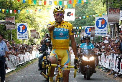 Alberto Contador, con el jersey amarillo del ganador del Tour de Francia