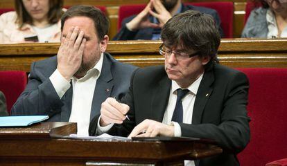 Junqueras, con la cara tapada, junto a Puigdemont