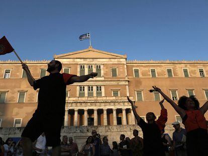 Manifestantes en Atenas a favor del Gobierno y contra la austeridad.