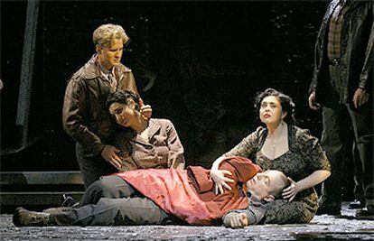 Gregory Turay, Isabel Bayrakdarin, Kim Josephson y Catherine Malfitano, en una escena de <b></b><i>Panorama desde el puente, </i>de Arthur Miller