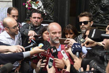 Sergio Maldonado, junto a Andrea Antico y Germán Maldonado (de anteojos) reconocen ante la prensa la identidad de su hermano.