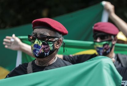 Seguidores del presidente Jair Bolsonaro en una concentración en apoyo a su Gobierno este miércoles en Río de Janeiro.