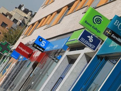 Oficinas de bancos y cajas de ahorros en una calle de Madrid.