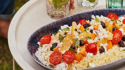 Recetas para el reportaje cenas de veranl. 'Que la noche nos pille con la mesa puesta´. En la imagen, Ensalada de cuscús con albaricoque,
tomate cherry y queso feta