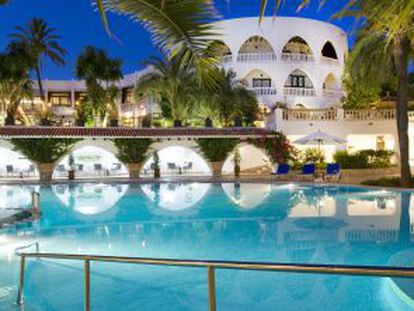 Piscina del hotel Luabay Galatz&oacute;, en Peguera, Mallorca ( Baleares)