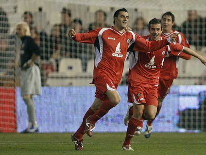 Güiza (en el centro) festeja su segundo gol mientras dos compañeros corren a abrazarle.