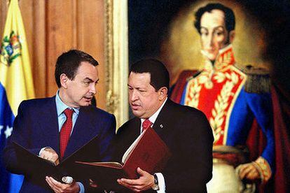 José Luis Rodríguez Zapatero, a la izquierda, con el presidente de Venezuela, Hugo Chávez, en Caracas.
