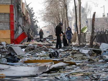 Residentes de Mariupol caminan entre escombros tras los bombardeos sobre la ciudad ahora en manos rusas, el pasado 10 de abril.