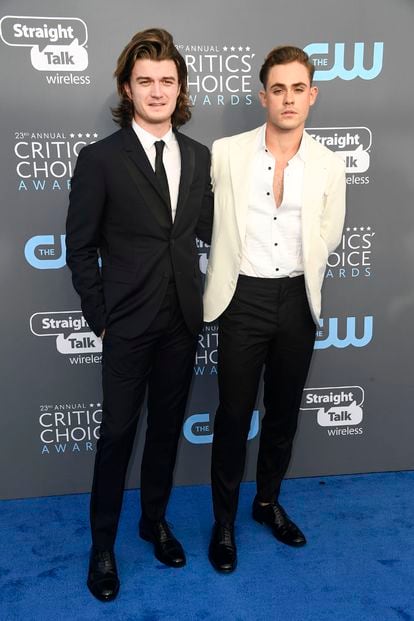 Joe Keery (Stranger Things) posó junto  and Dacre Montgomery.