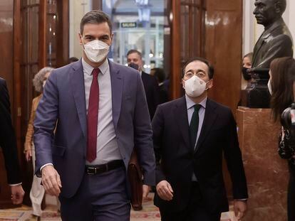 El presidente del Gobierno, Pedro Sánchez, y el ministro de Exteriores, José Manuel Albares, el día 2 en los pasillos del Congreso.