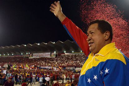 El presidente Chávez saluda a sus seguidores durante un mitin de su partido en Maracaibo, el sábado.