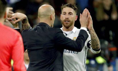 Sergio Ramos celebra con Zidane el gol de la remontada (3-2) del Madrid ante el Deportivo.