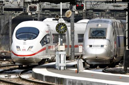 Dos trenes de alta velocidad, el ICE 3 alemán de Siemens y el TGV de Alstom.