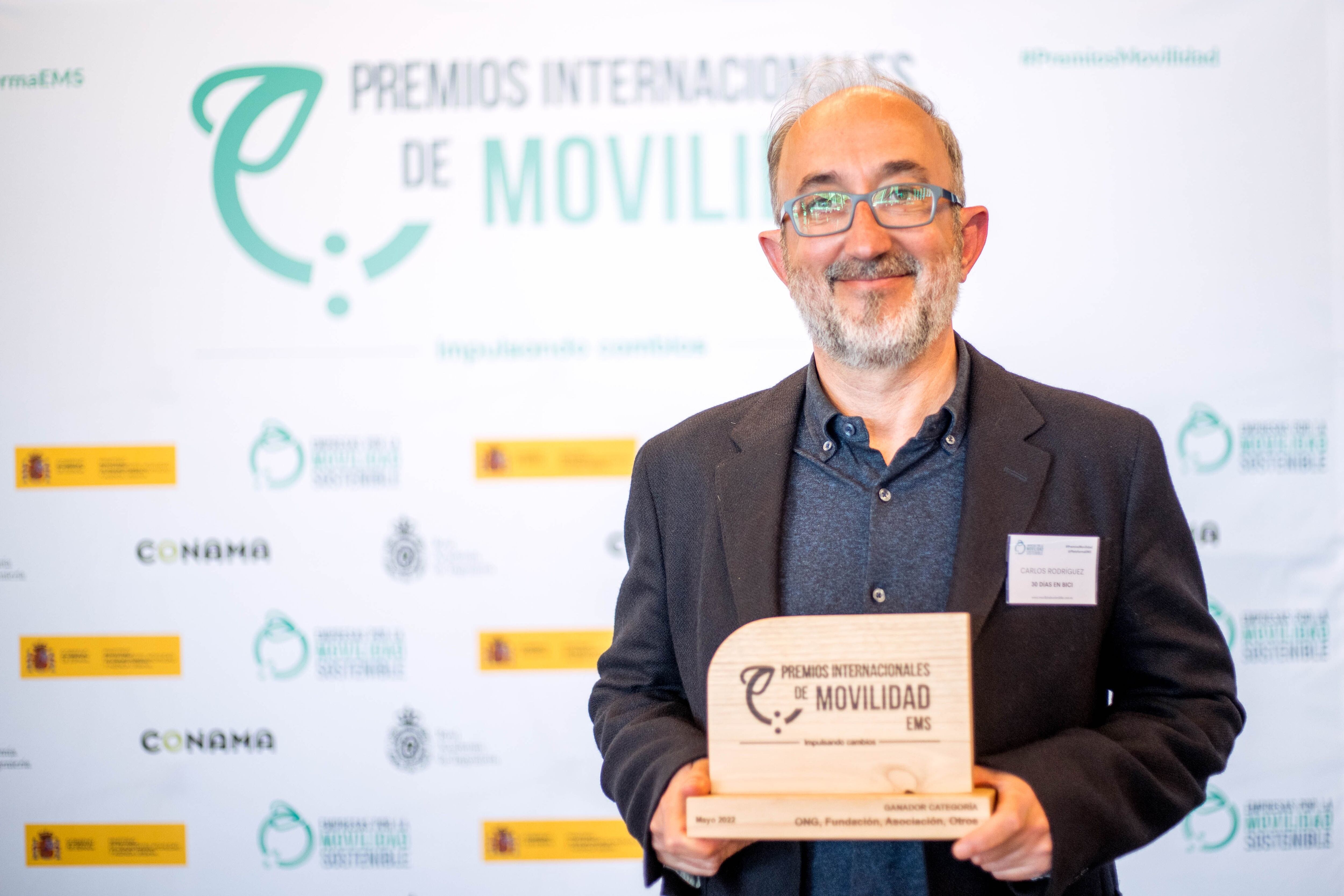 Carlos Rodríguez, recibe un premio por impulsar la iniciativa 30 días en Bici. 