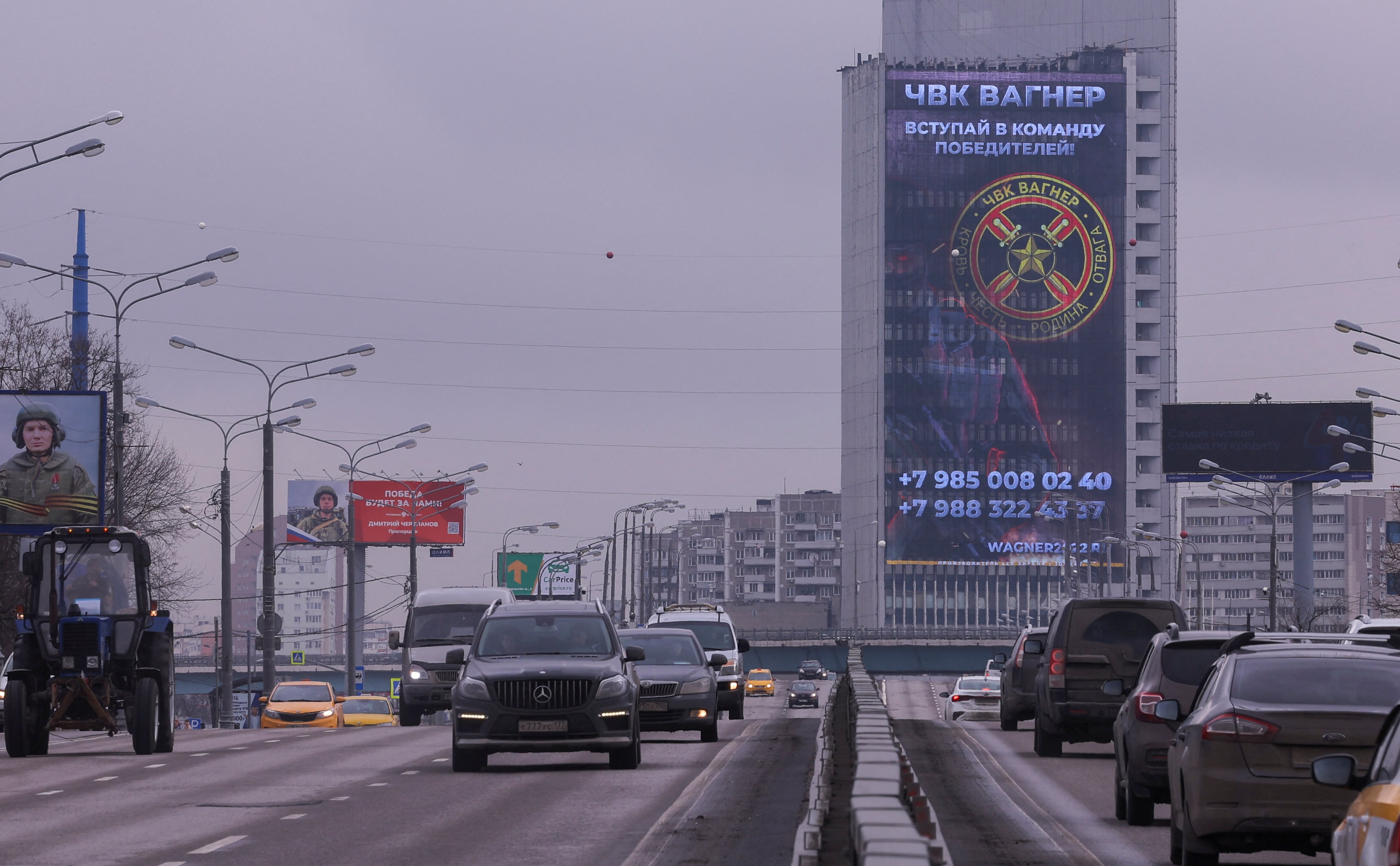 Un cartel publicitario del grupo Wagner, este lunes en un edificio de Moscú.