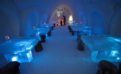 Restaurante de hielo en el castillo de nieve de LumiLinna, en Kemi (Finlandia).