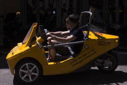 Dos turistas en un coche con audioguía.