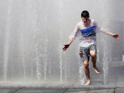 Un niño se refresca en una fuente de Los Ángeles.
