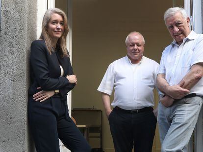 Violeta Ruiz Almendral, Ángel de la Fuente y Juan Antonio Gimeno Ullastres, en la sede de FEDEA en Madrid.