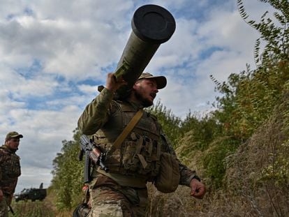 Un militar ucranio cargaba el viernes con un lanzacohetes antitanque Skif en la región de Zaporiyia (Ucrania).