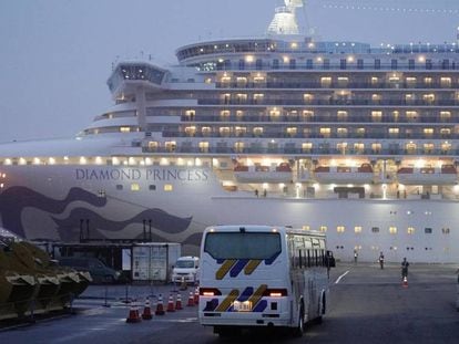El crucero 'Diamond Princess' atracado en Yokohama (Japón), en el que más de 3.000 personas están en cuarentena. En vídeo, declaraciones del ministro de Sanidad de Japón, este jueves.