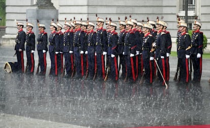 Miembros de la Guardia Real bajo el diluvio. Porque llovió, pero llovió a base de bien aquel día. La lluvia condicionó la ceremonia y las celebraciones posteriores, desluciendo el paseo posterior. Hacía más de 20 años que no llovía un 22 de mayo en Madrid. Ese mismo día el año anterior se había batido un récord de temperatura. Solo en una hora, entre las 11 y las 12, cayeron 5,5 litros por metro cuadrado.