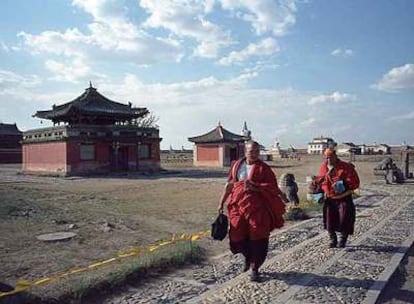 Dos monjes caminan por el interior del monasterio Erdenezuu, junto a la desaparecida ciudad de Karakorum.