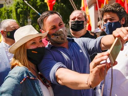 Abascal se hace un selfie junto a una simpatizante en la plaza de Colón, este domingo.