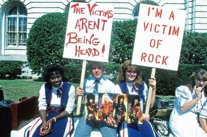 "¡Las víctimas no están siendo escuchadas!" o "¡Soy una víctima del rock!" son algunos de los mensajes que portaban los que protestaban en Washington durante la audiencia en el Senado para censurar y regular el lenguaje en las canciones en 1985. Llevan una revista con los miembros de Mötley Crüe, uno de los grupos de 'la lista negra'.