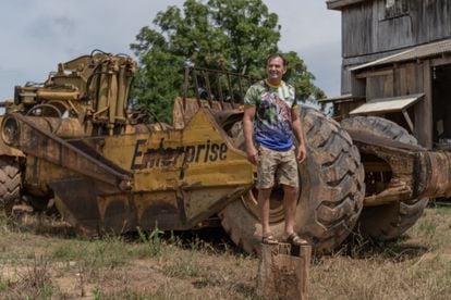 Joeliton Silva, que abre caminos para los madereros y posee 6.400 hectáreas de tierra, posa ante su granja en Realidade.