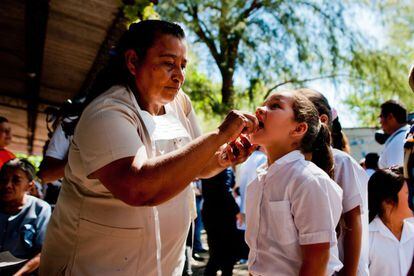 Inspecci&oacute;n entre escolares para encontrar el virus de la Chikungunya