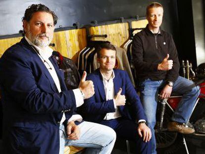 Juan Manuel Vin&oacute;s, Gerald P&ouml;llman y Paco Bult&oacute;, fundadores de la nueva Bultaco, en abril pasado. 