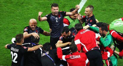 Los jugadores de Albania celebran el gol de Sadiku. 