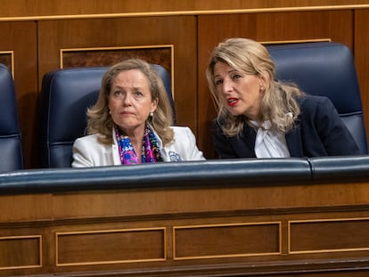Nadia Calviño (a la izquierda) y Yolanda Díaz, en el Congreso.