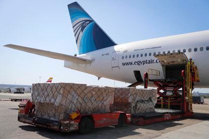 Un avión cargado de material sanitario para abastecer a la Comunidad de Madrid, el 11 de mayo.