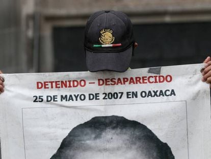 Un familiar de una persona desaparecida este mayo en Ciudad de México.
