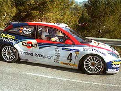 Carlos Sainz, al volante, y Marc Martí, en la carrera de ayer.
