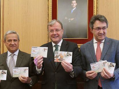 El alcalde de León, Antonio Silván (centro); el presidente de Correos, Javier Cuesta Nuin (izquierda); y el presidente de la Diputación, Juan Martínez Majo, este martes en la presentación de los sellos dedicados a "León, capital española de la gastronomía" y "12 meses, 12 sellos".