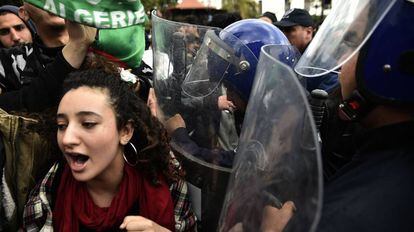 Protesta de los estudiantes argelinos contra el presidente Abdelaziz Buteflika, en Argel.