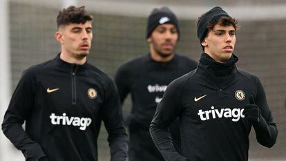 Kai Havertz. João Félix y Aubameyang, durante el entrenamiento de este lunes en el centro de entrenamiento del Chelsea en Cobham.