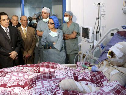 El entonces presidente tunecino Ben Ali (izquierda) visita en el hospital al joven que se prendió a lo bonzo el 17 de diciembre de 2011.