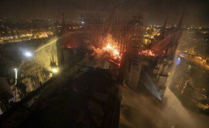 Imagen aérea de Notre Dame, durante el incendio, ayer lunes.